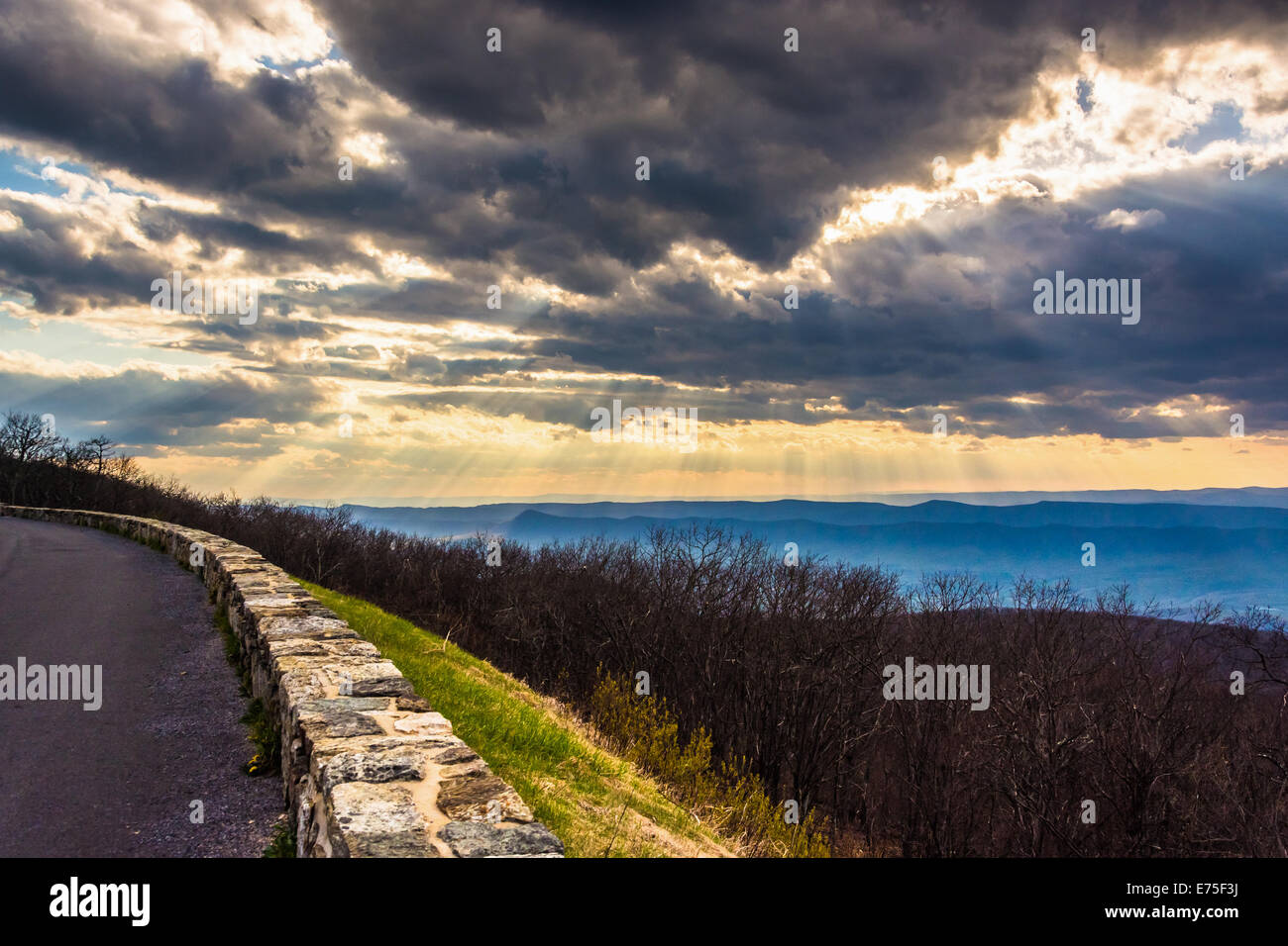 Raggi crepuscolari su monti Appalachi, visto dalla Skyline Drive nel Parco Nazionale di Shenandoah, Virginia. Foto Stock