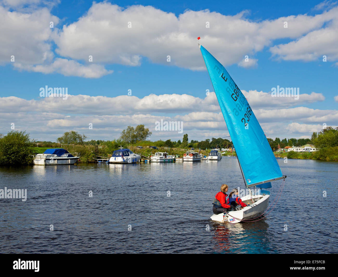 Barca a vela in gommone sul fiume Ouse presso Naburn, vicino a York, North Yorkshire, Inghilterra, Regno Unito Foto Stock