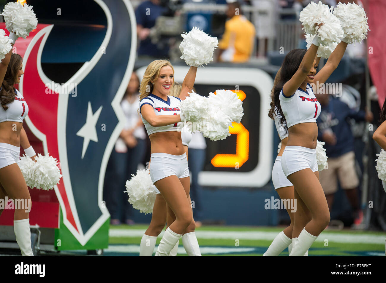 Houston, Texas, Stati Uniti d'America. 7 Sep, 2014. Houston Texans cheerleader entrano in campo prima di un gioco di NFL tra Houston Texans e Washington Redskins a NRG Stadium di Houston, TX il 7 settembre 2014. Credito: Trask Smith/ZUMA filo/Alamy Live News Foto Stock