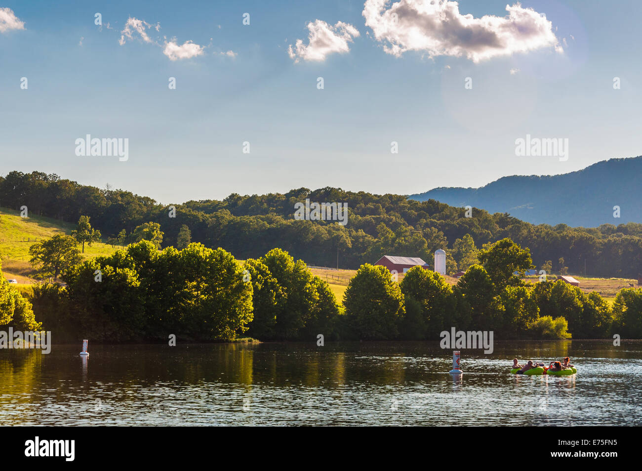 Le aziende agricole e le colline lungo il fiume Shenandoah, nella valle di Shenandoah, Virginia. Foto Stock