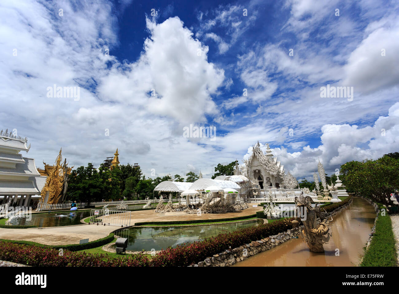 Wat Rong Khun è il più famoso tempio di Chiang Rai, Thailandia Foto Stock