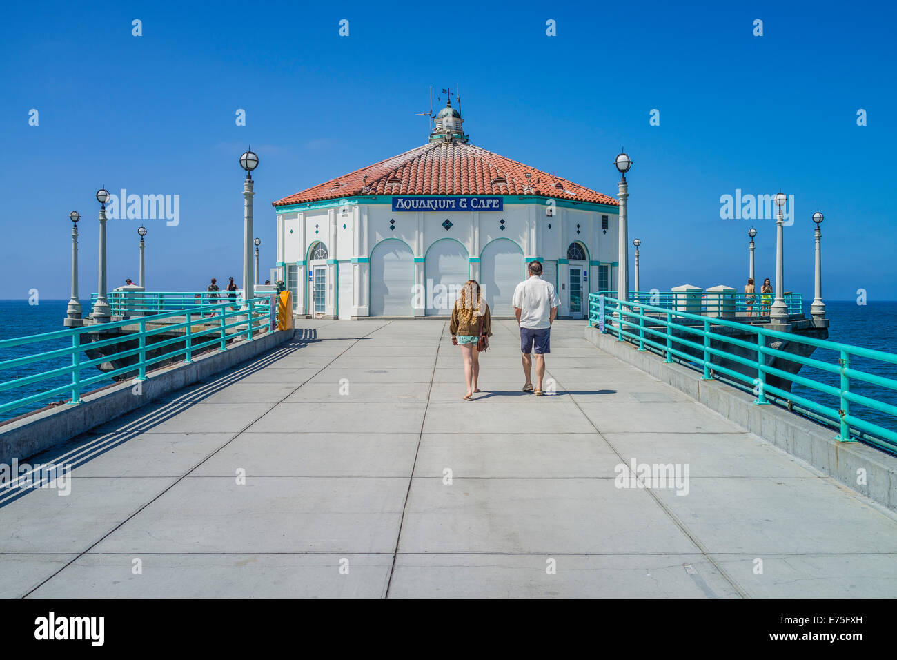 I turisti a piedi sullo storico molo presso la Southern California City di Manhattan Beach. Foto Stock