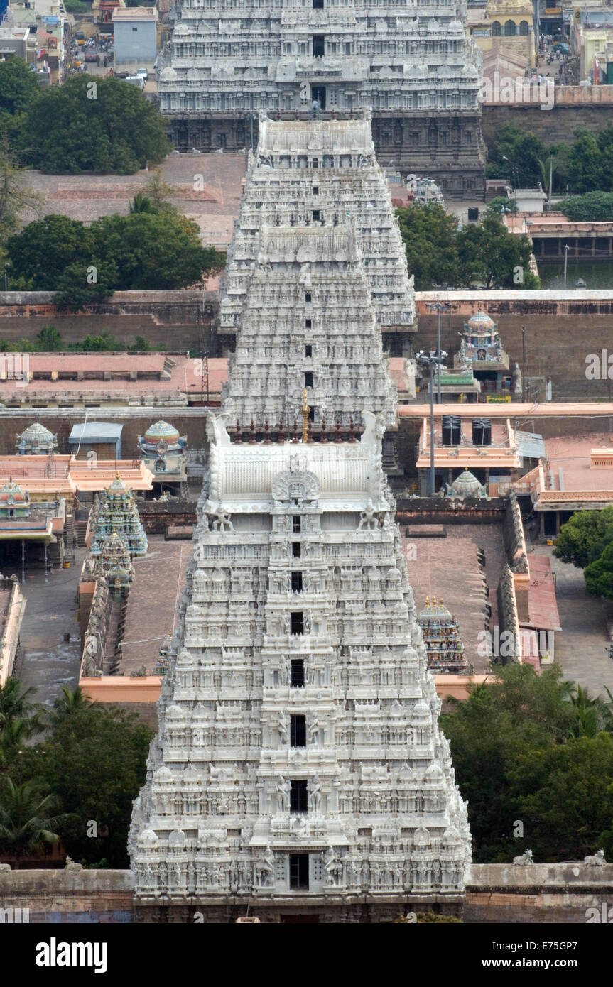 Il nord sud linea di Gopurams, temple gate towers, del signore Shiva tempio di Tiruvannamalai piedi di Arunachala collina sacra Foto Stock