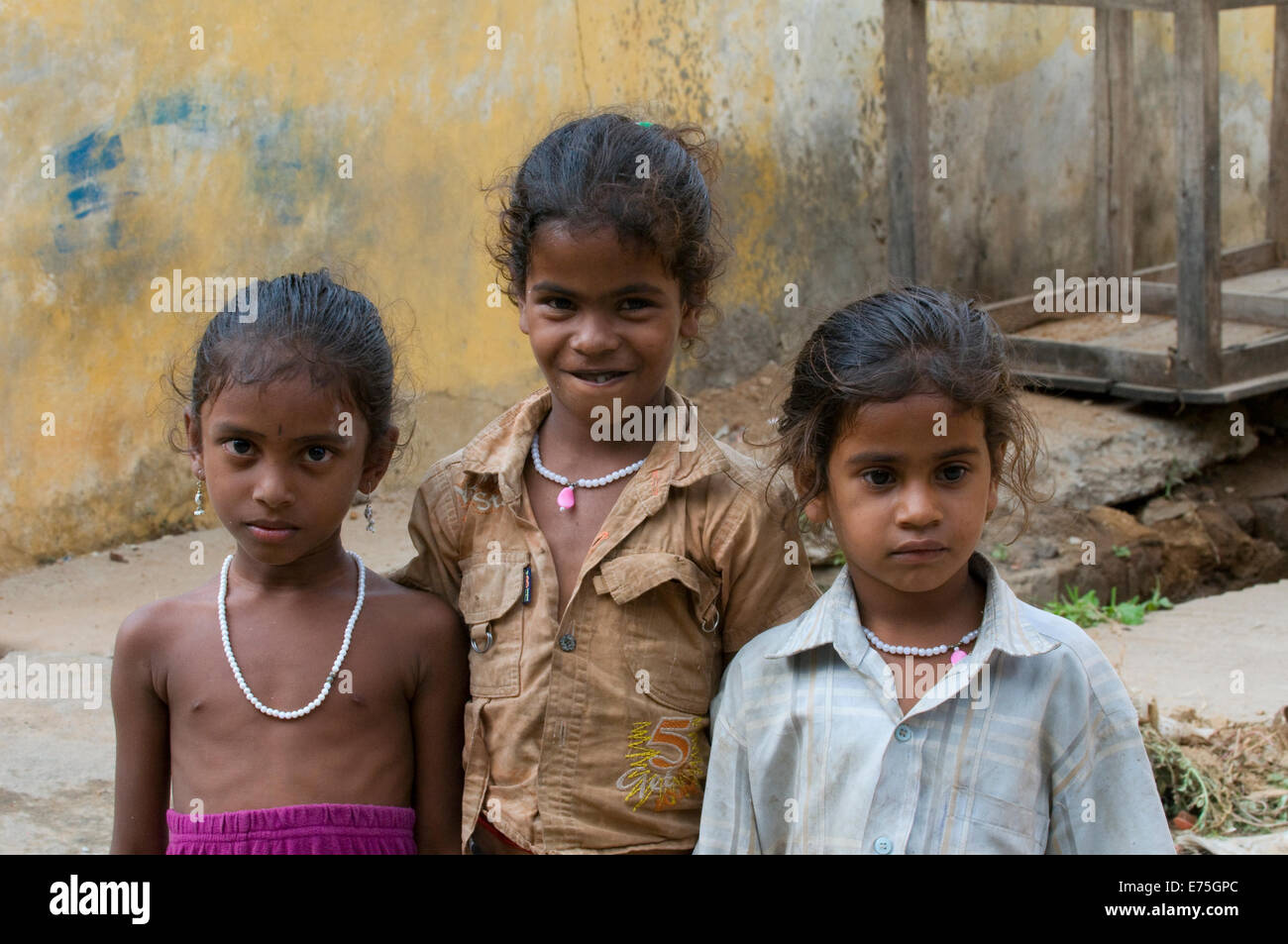 Tre ragazza indiana i bambini a Tiruvannamalai ai piedi di Arunachala collina sacra India del Sud Foto Stock