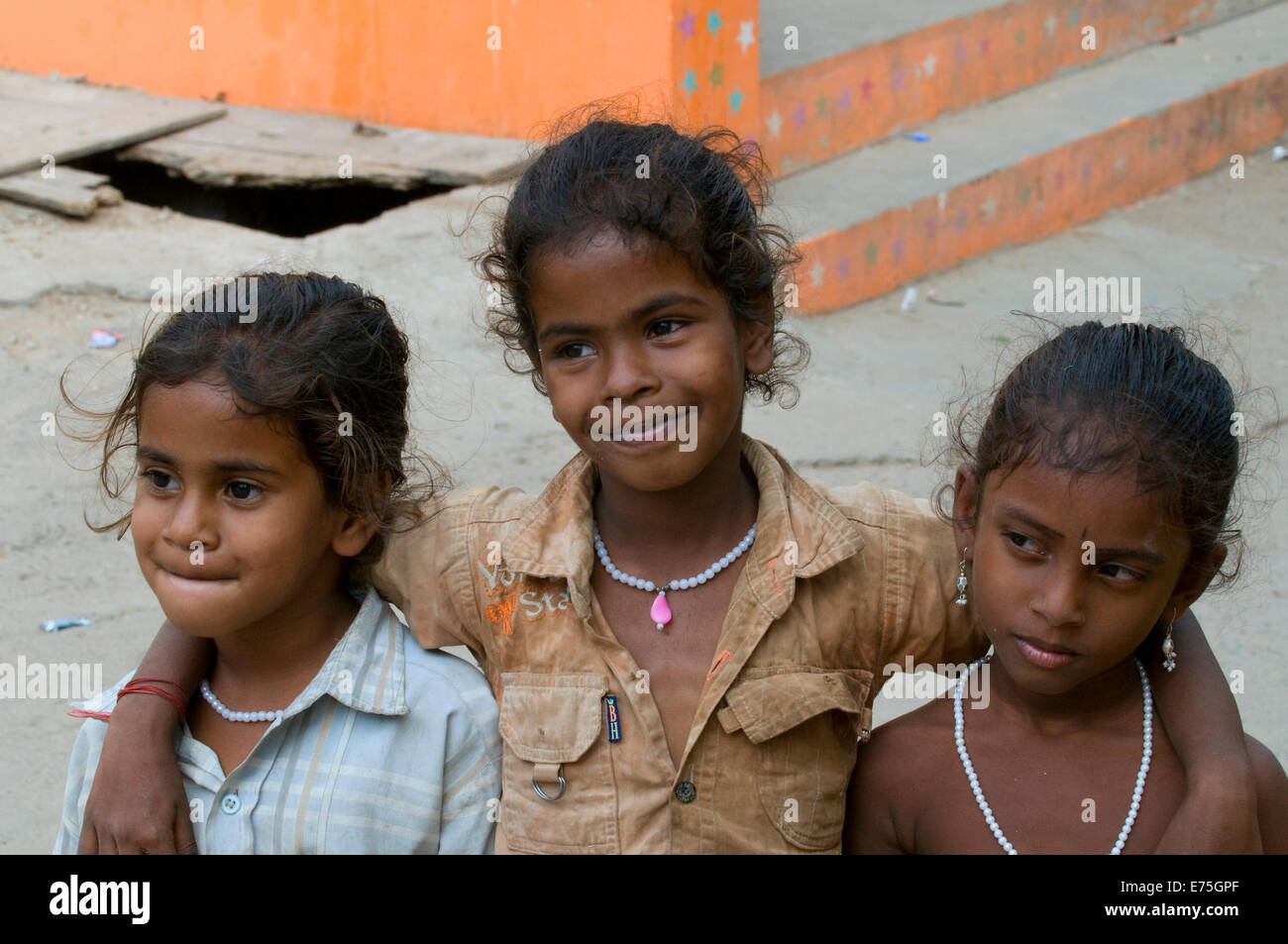 Tre ragazza indiana i bambini a Tiruvannamalai ai piedi di Arunachala collina sacra India del Sud Foto Stock