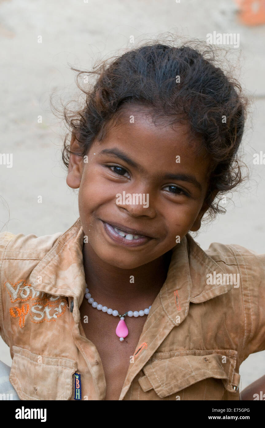 Sorridente ragazza indiana bambino a Tiruvannamalai ai piedi di Arunachala collina sacra India del Sud Foto Stock