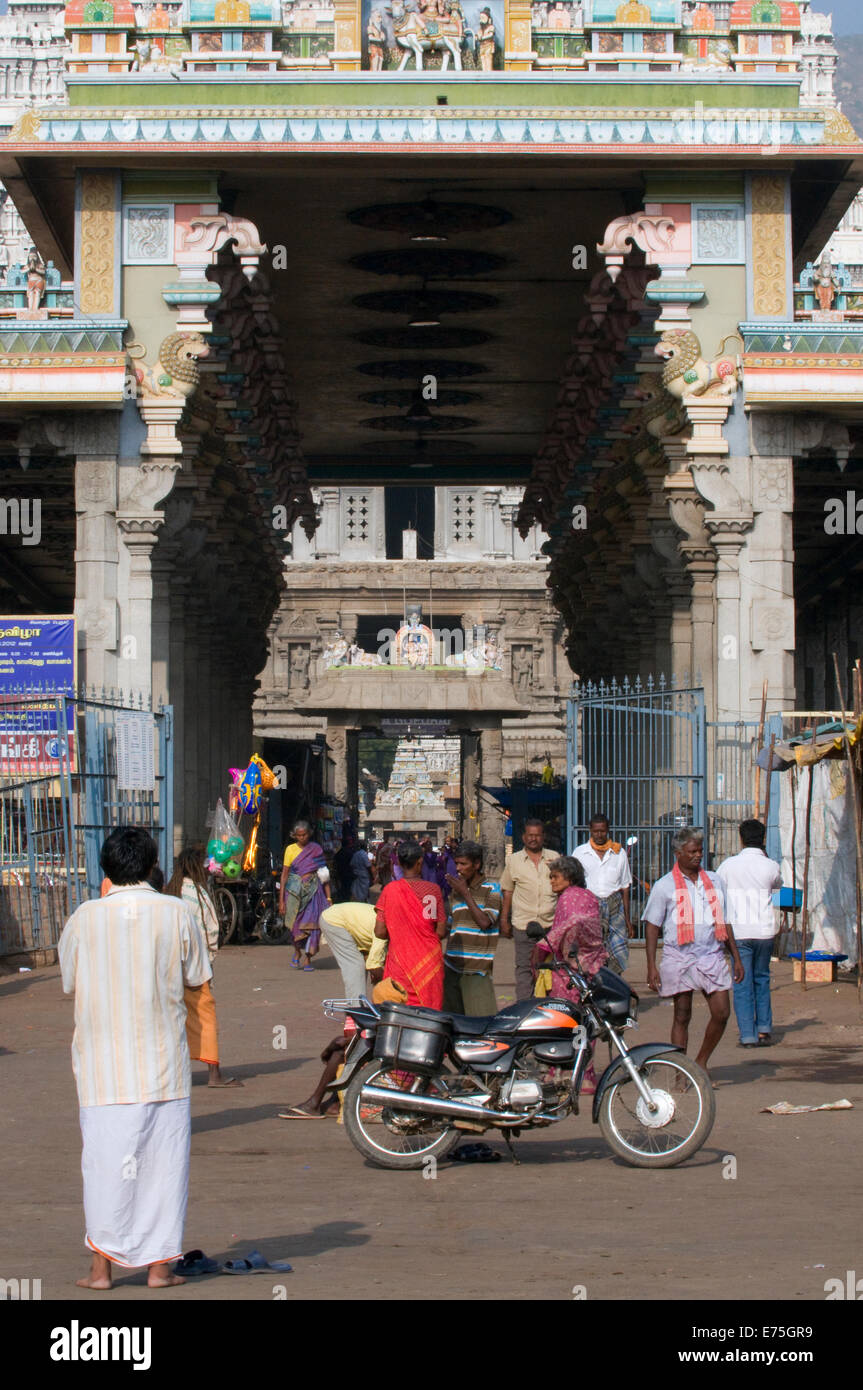 Gopuram l'ingresso principale della torre nell'accesso meridionale per il più grande tempio di Shiva dell India meridionale ai piedi di Arunachala Foto Stock