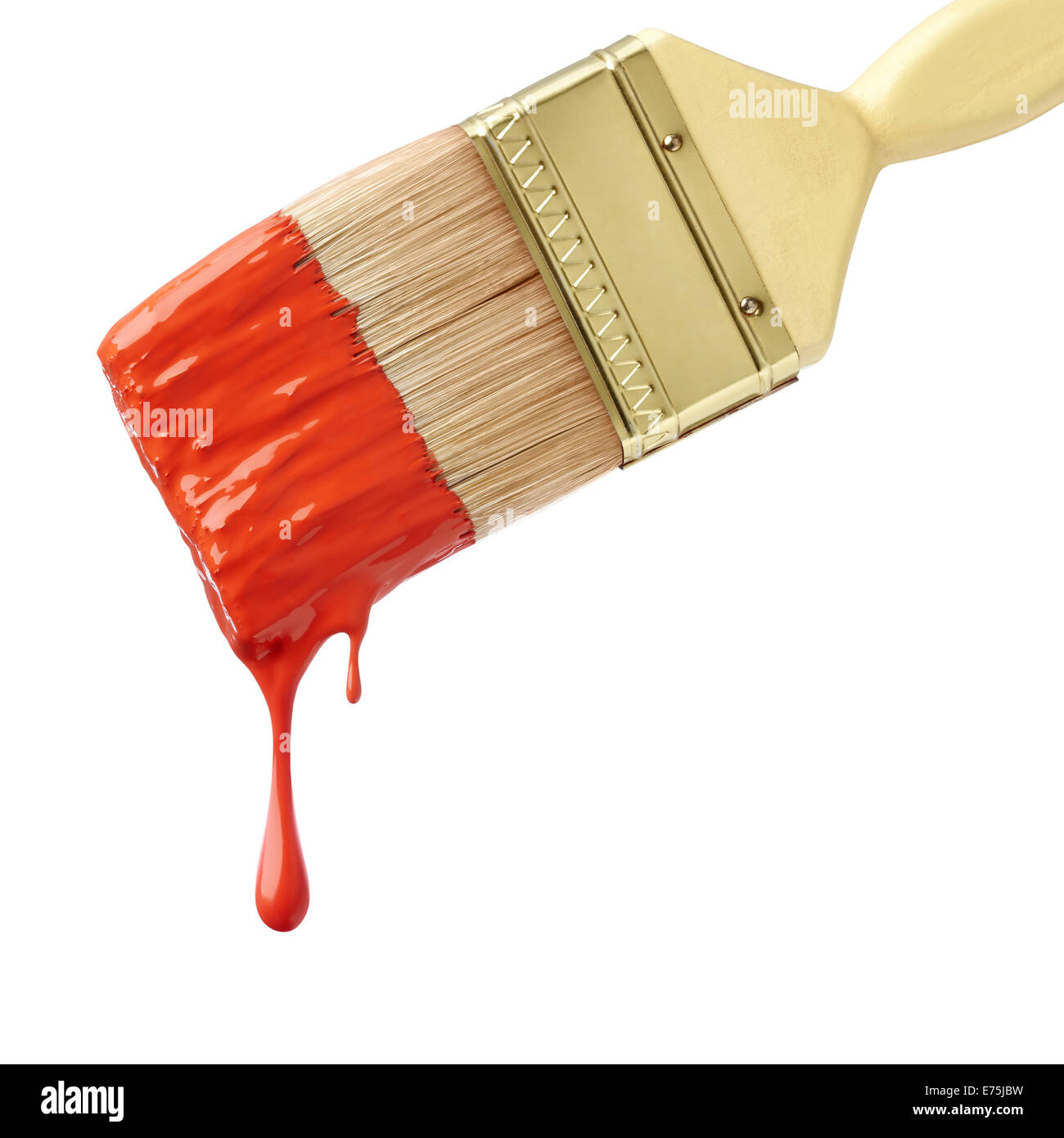 Pennello con goccia di vernice rossa su sfondo bianco Foto Stock