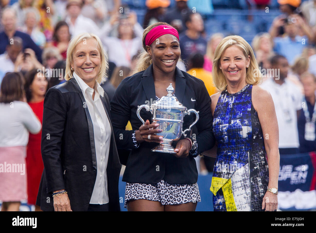New York, Stati Uniti d'America. Il 7 settembre, 2014. Serena Williams (USA) con Martina Navratilova (L) e Chris Evert che tutti hanno ora XVIII Grand Slam vittoria. Credito: Paul J. Sutton/NCP/Alamy Live News Foto Stock