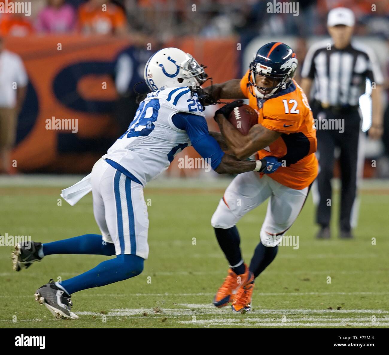 Denver, Colorado, Stati Uniti d'America. 7 Sep, 2014. Broncos WR ANDRE CALDWELL, destra, si ritiene che le catture di un pass per la buona yardage contro Colts CB MIKE ADMS, sinistra, durante la 1a metà in corrispondenza autorità sportive Field at Mile High domenica notte. I Broncos battere i Colts 31-24. Credito: Hector Acevedo/ZUMA filo/Alamy Live News Foto Stock