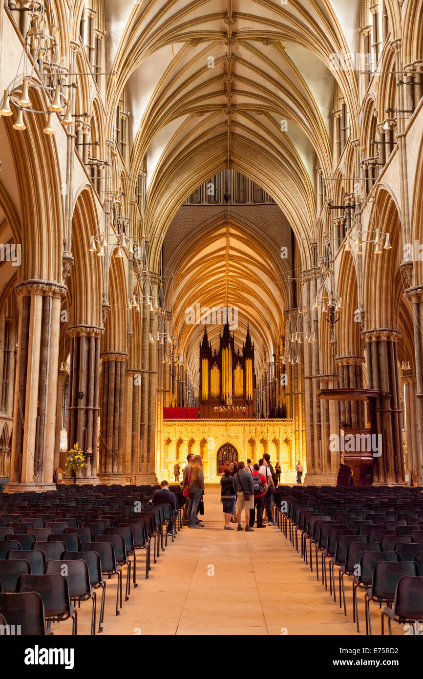 Persone nella navata, Cattedrale di Lincoln o Minster, Lincoln, Regno Unito Foto Stock