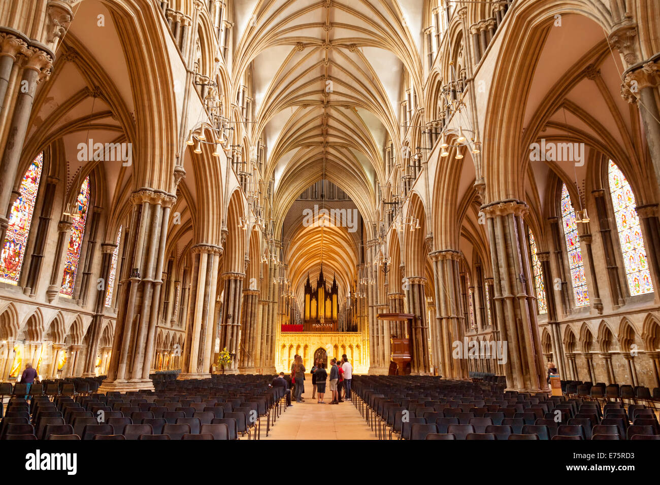 Persone nella navata, Cattedrale di Lincoln o Minster, Lincoln, Regno Unito Foto Stock