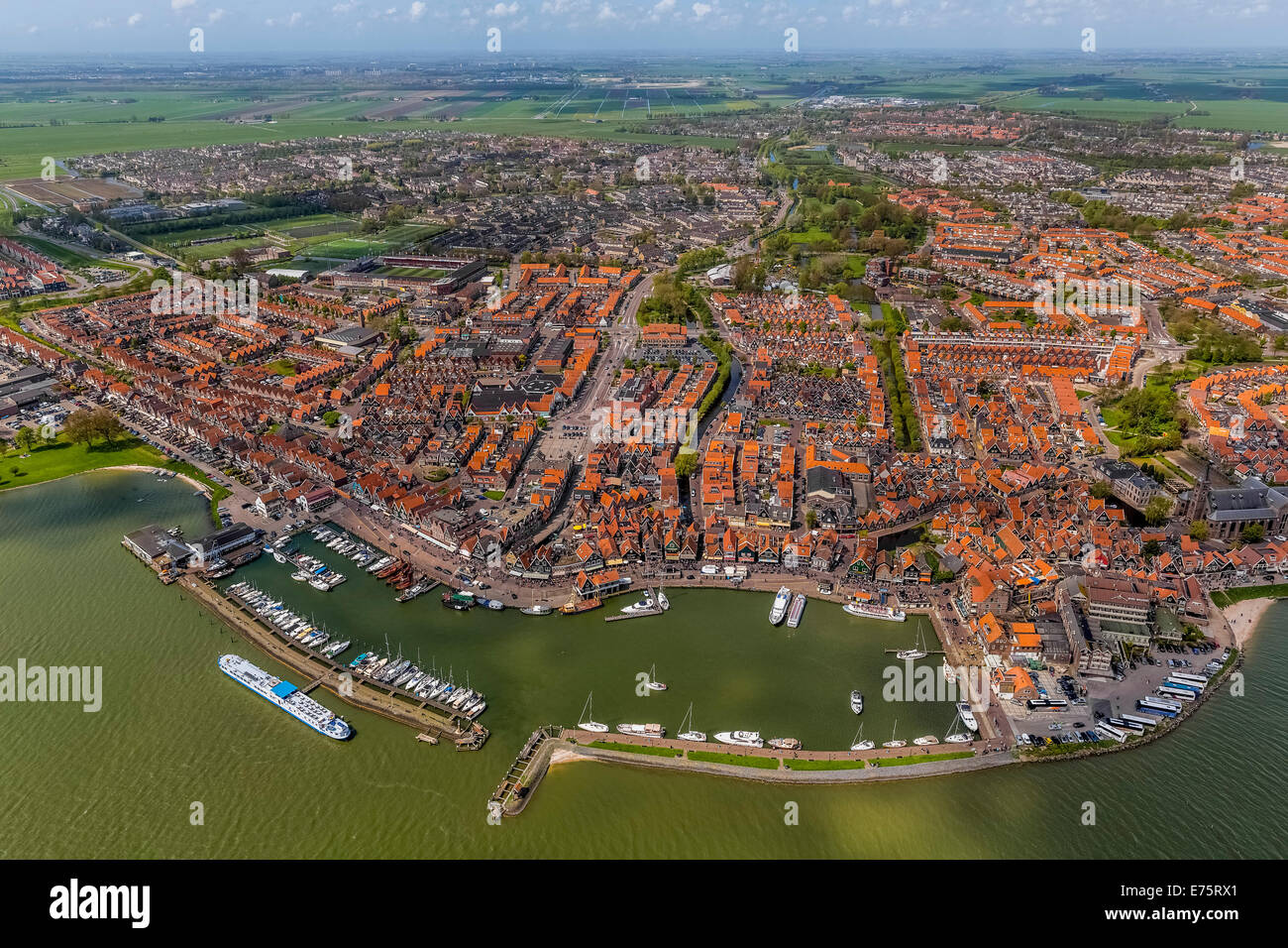 Vista aerea, Volendam, con porto al lago Markermeer, Volendam, provincia Olanda Settentrionale, Paesi Bassi Foto Stock