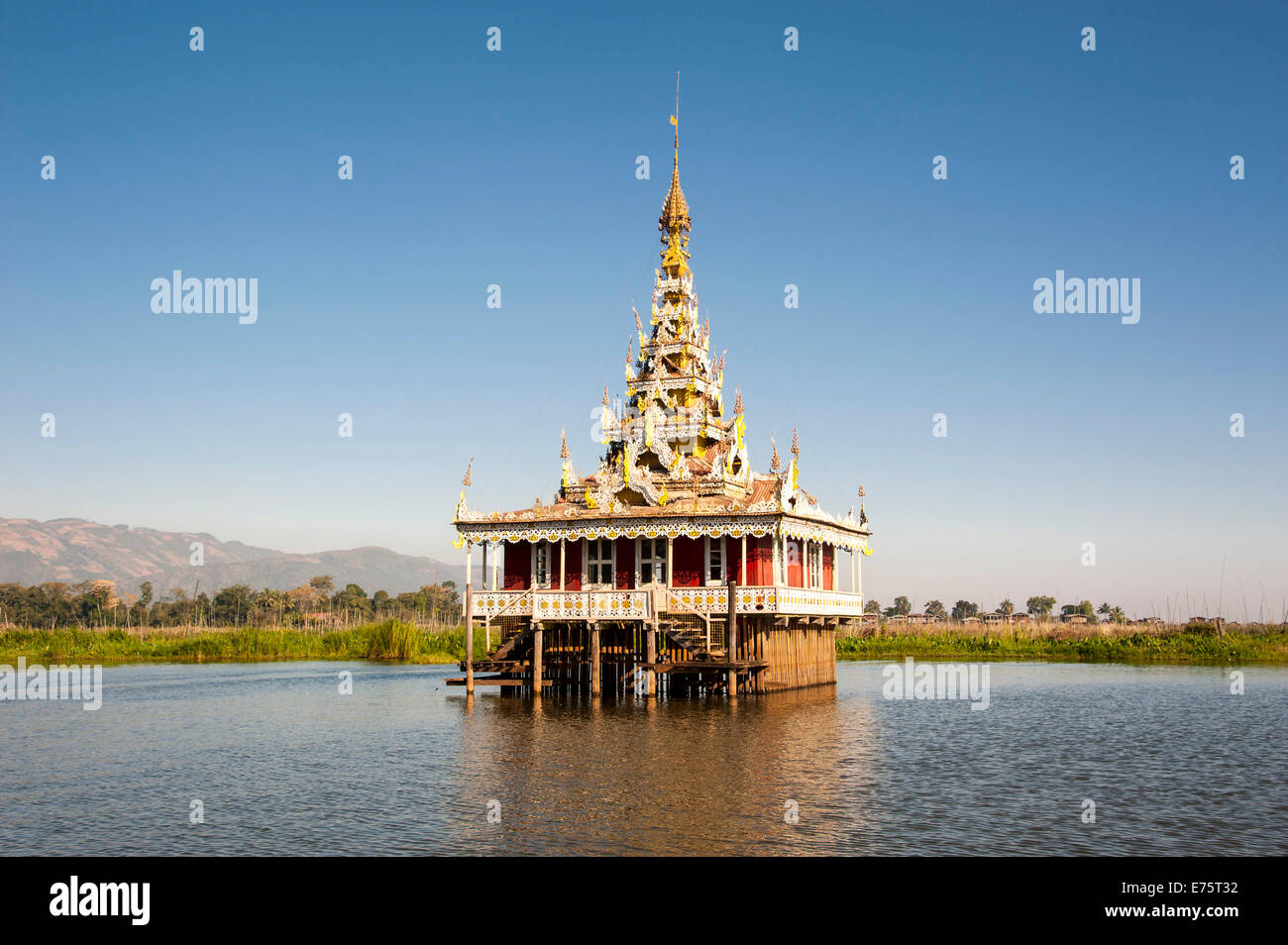 Tempio in acqua, Lago Inle, Stato Shan, Myanmar Foto Stock