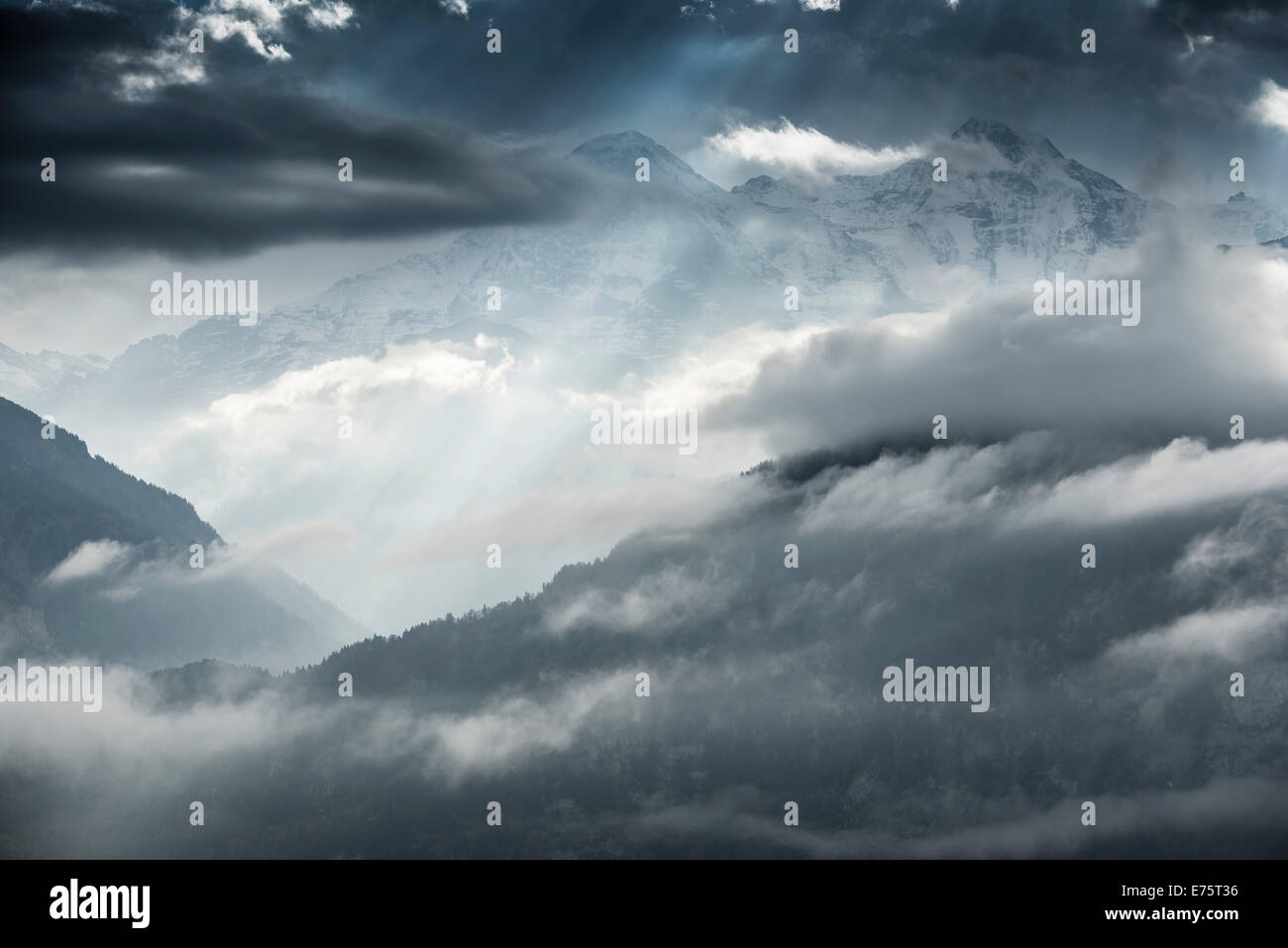 Tempesta clounds su Monte Eiger e Mönch montagna, Beatenberg, Oberland bernese, Canton Berna, Svizzera Foto Stock