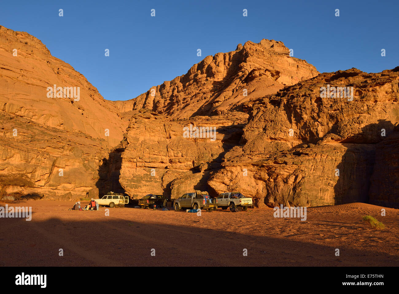 Campeggio turistico nel Oued Djer, Tadrart, del Tassili n'Ajjer National Park, sito Patrimonio Mondiale dell'Unesco, Algeria, sahara Africa del Nord Foto Stock
