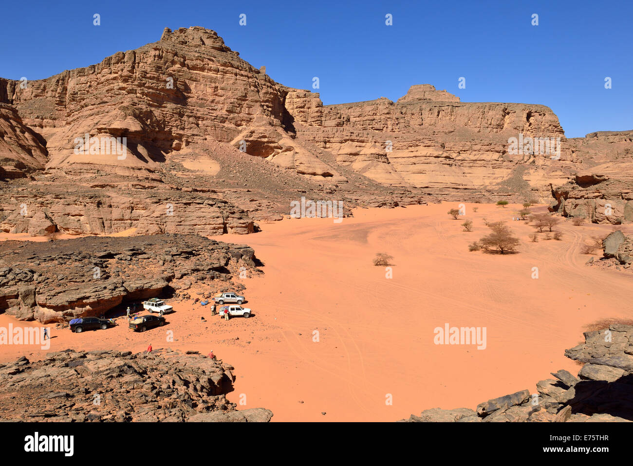 Gruppo di turisti in appoggio a Tiseteka Canyon, Tadrart regione, del Tassili n'Ajjer National Park, Patrimonio Mondiale dell Unesco Foto Stock
