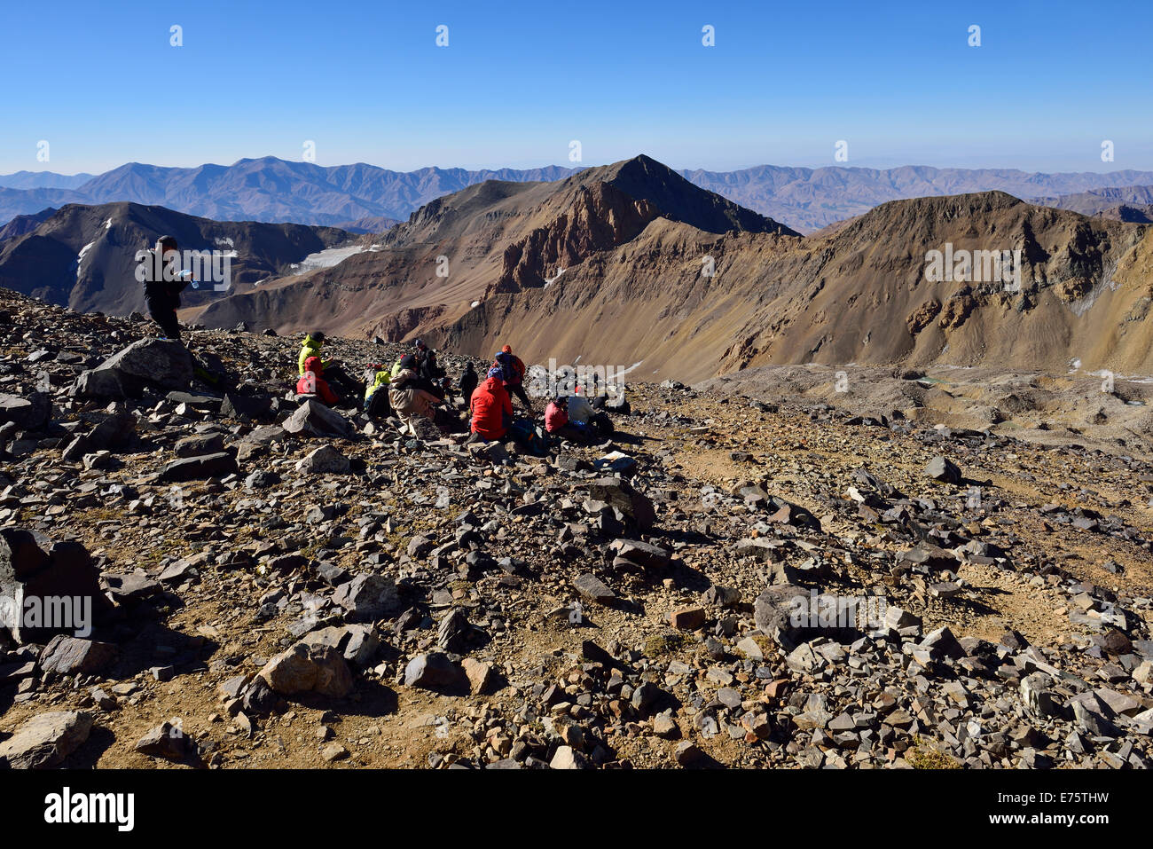 Gruppo di escursionisti in appoggio sul modo di Alam Kuh, 4848m, Kelardasht, Takht-e Suleyman massiccio, Alborz Montagne Foto Stock