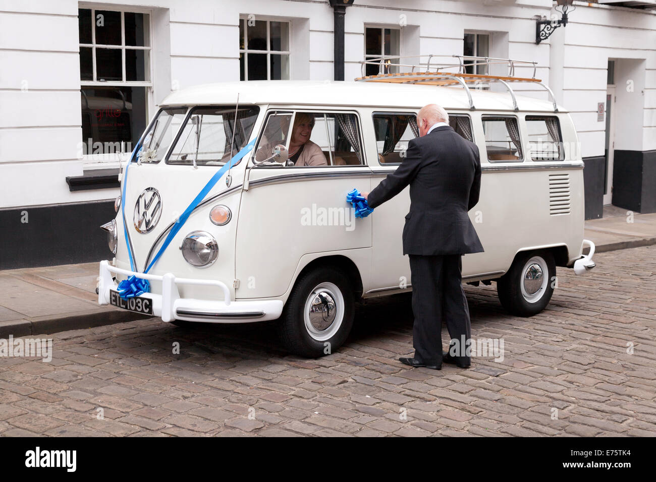 Una VW camper van essendo utilizzato come un matrimonio auto; Lincoln REGNO  UNITO Foto stock - Alamy