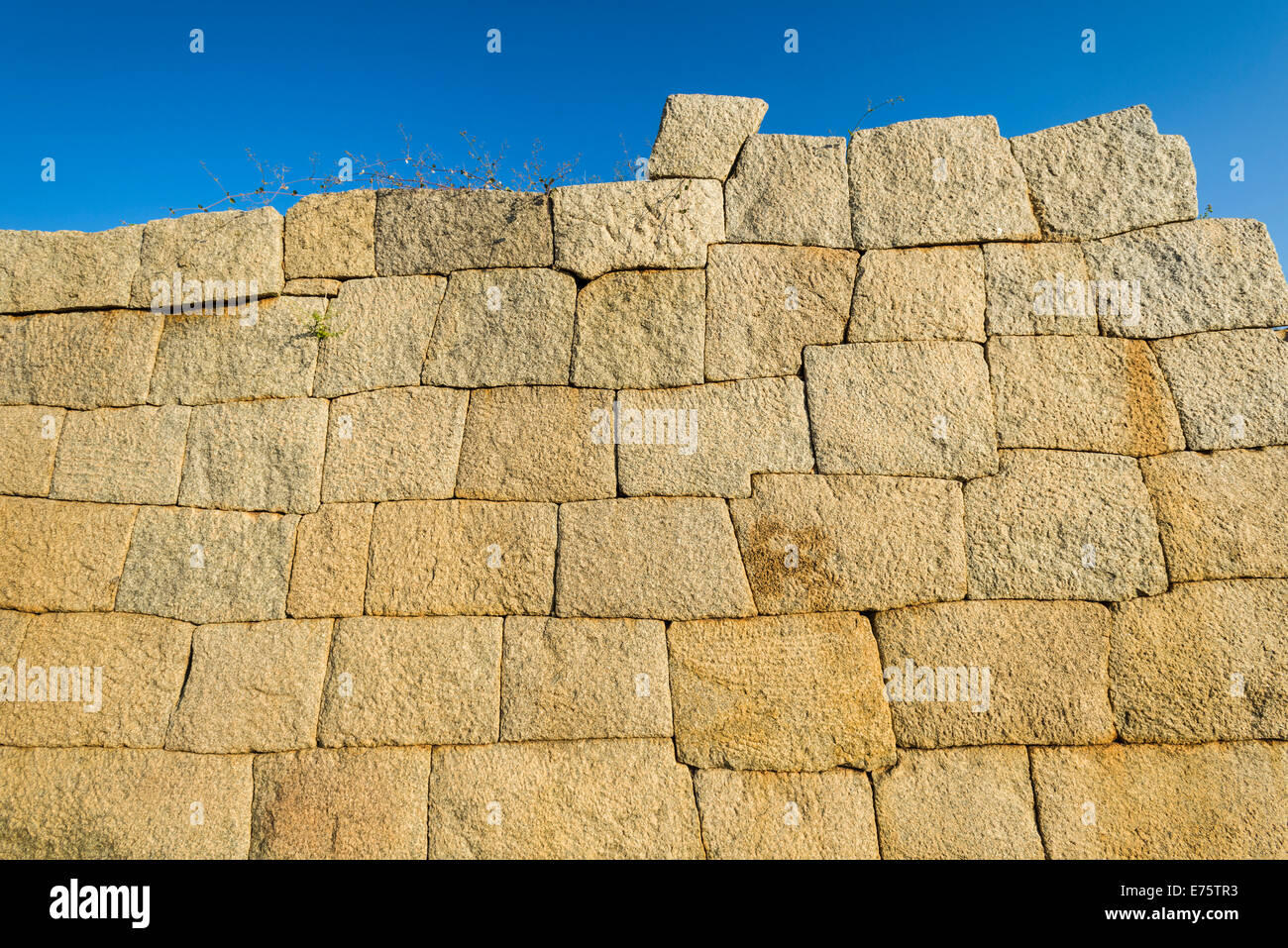 Muro di pietra, una parte delle rovine dell' ex impero Vijayanagara, Hampi, Karnataka, India Foto Stock