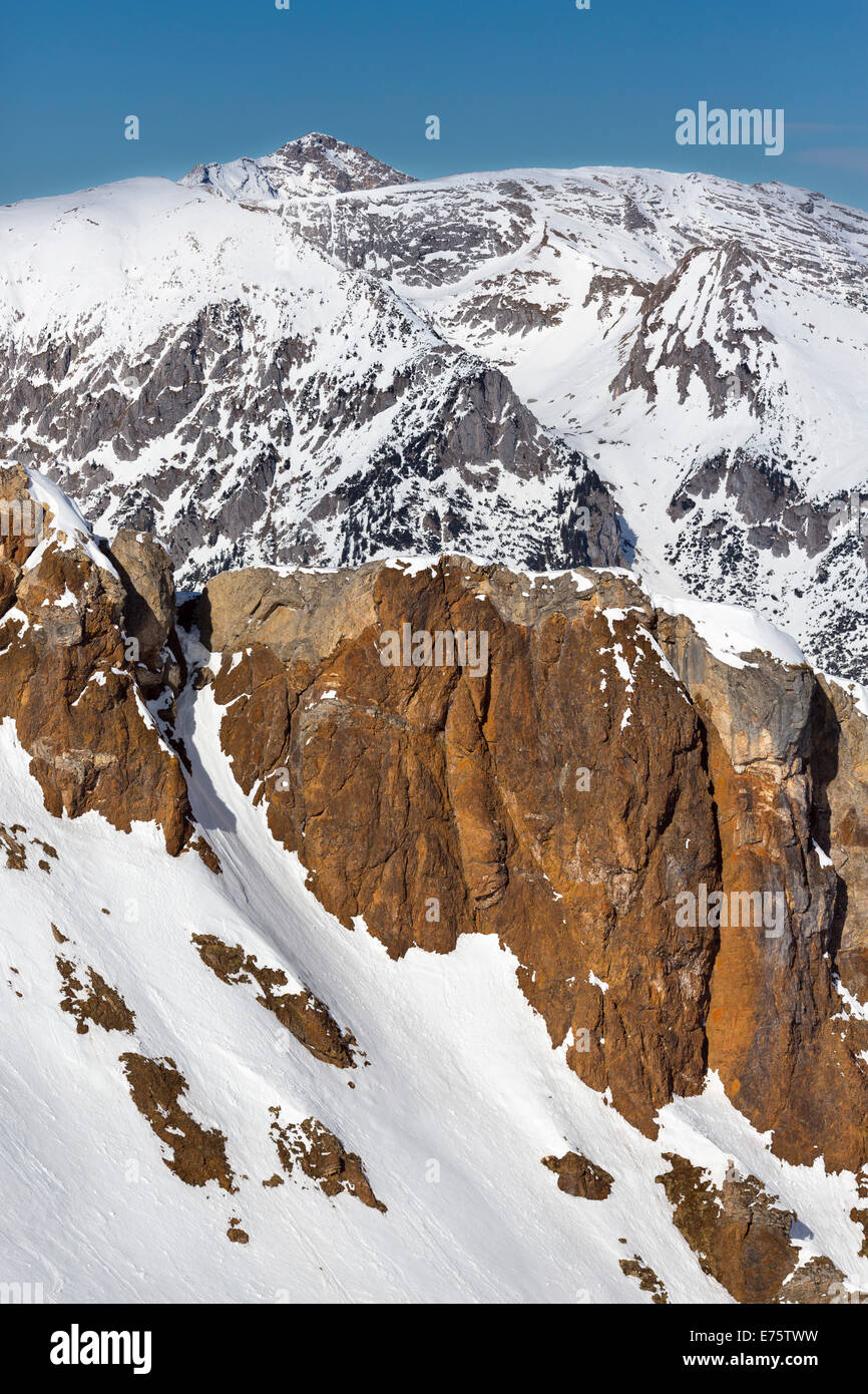 Stadelfeldschneid mountain e massiccio Gsuchmauer, Alpi Ennstal, Leobner Mauer scogliere in primo piano Foto Stock
