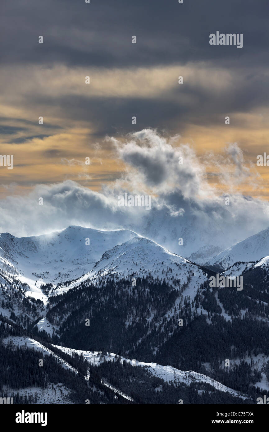 Himmelkogel nelle Alpi Seckau, Niedere Tauern mountain range, pioggia nuvole si avvicina, visto da Blaseneckgipfel in montagna Foto Stock