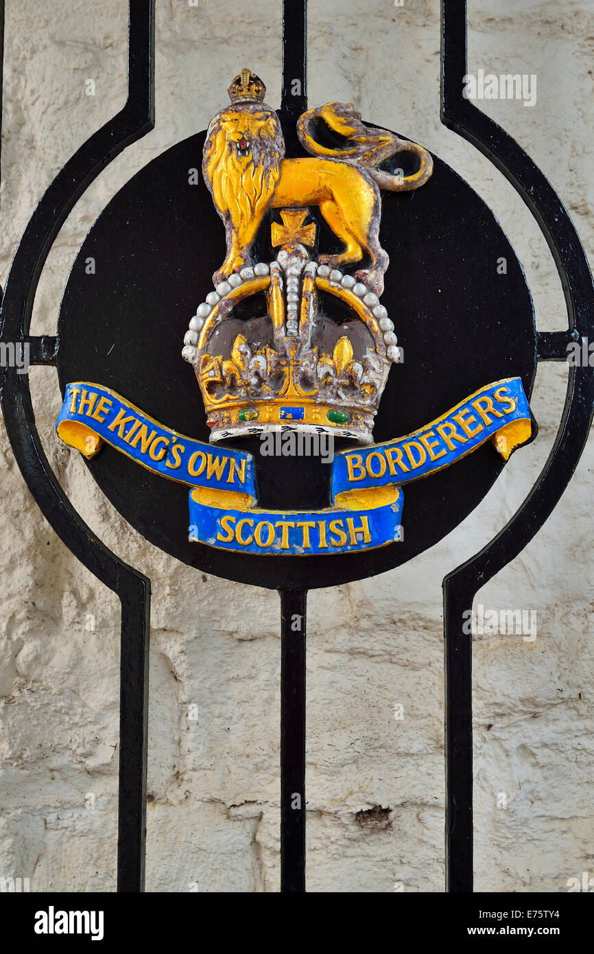 Stemma del re la propria Scottish Borderers reggimento di fanteria, a Kelso, Scottish Borders, Scotland, Regno Unito Foto Stock