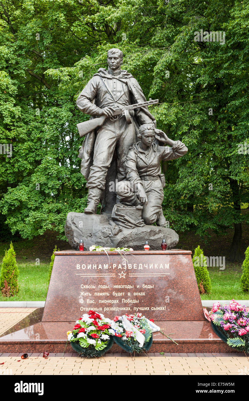 Giovane donna con una radio a due vie e di un soldato armato, monumento al russo membri di intelligence, il Memoriale della Seconda Guerra Mondiale Foto Stock