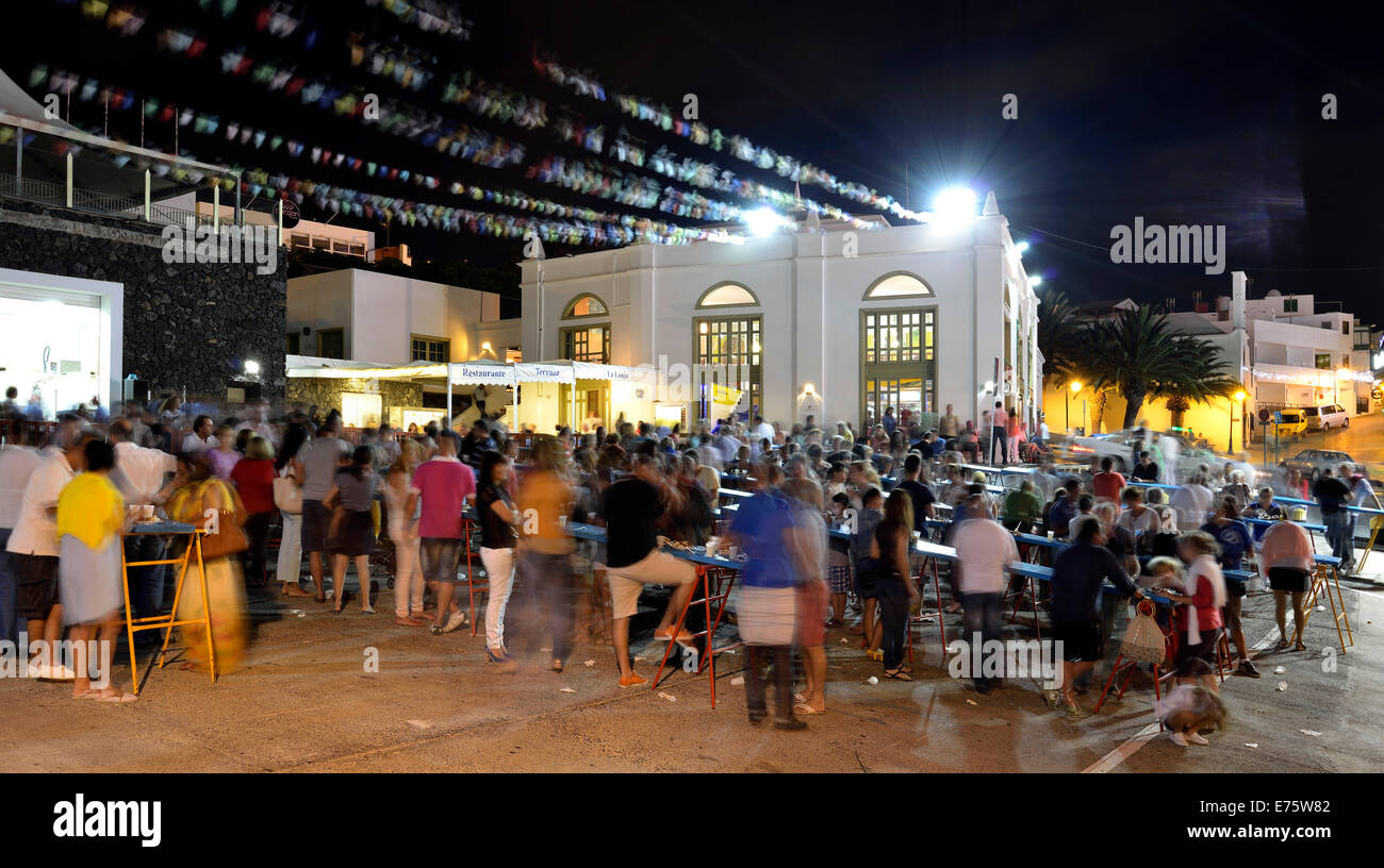 Lo spagnolo Fiesta, vita notturna, centro di Punta Tinosa, il porto di Puerto del Carmen, Lanzarote, Isole Canarie, Spagna Foto Stock