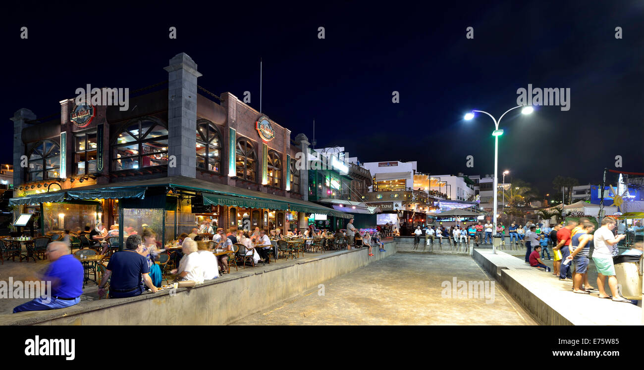 La vita notturna, ristoranti, campo bocce, centro di Punta Tinosa, il porto di Puerto del Carmen, Lanzarote, Isole Canarie, Spagna Foto Stock