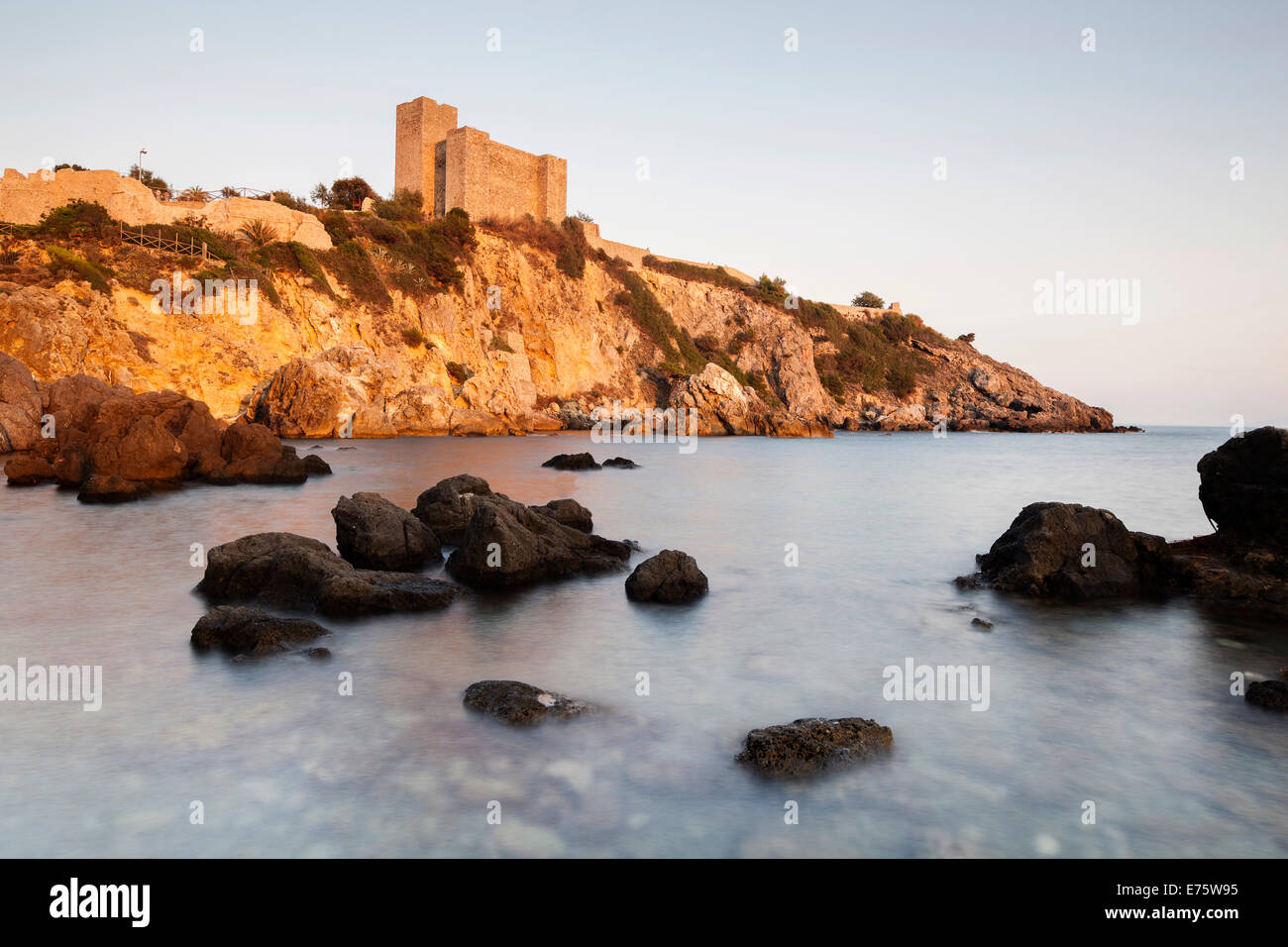 Il castello di etrusca di Talamone nella luce della sera, Orbetello, Toscana, Italia Foto Stock