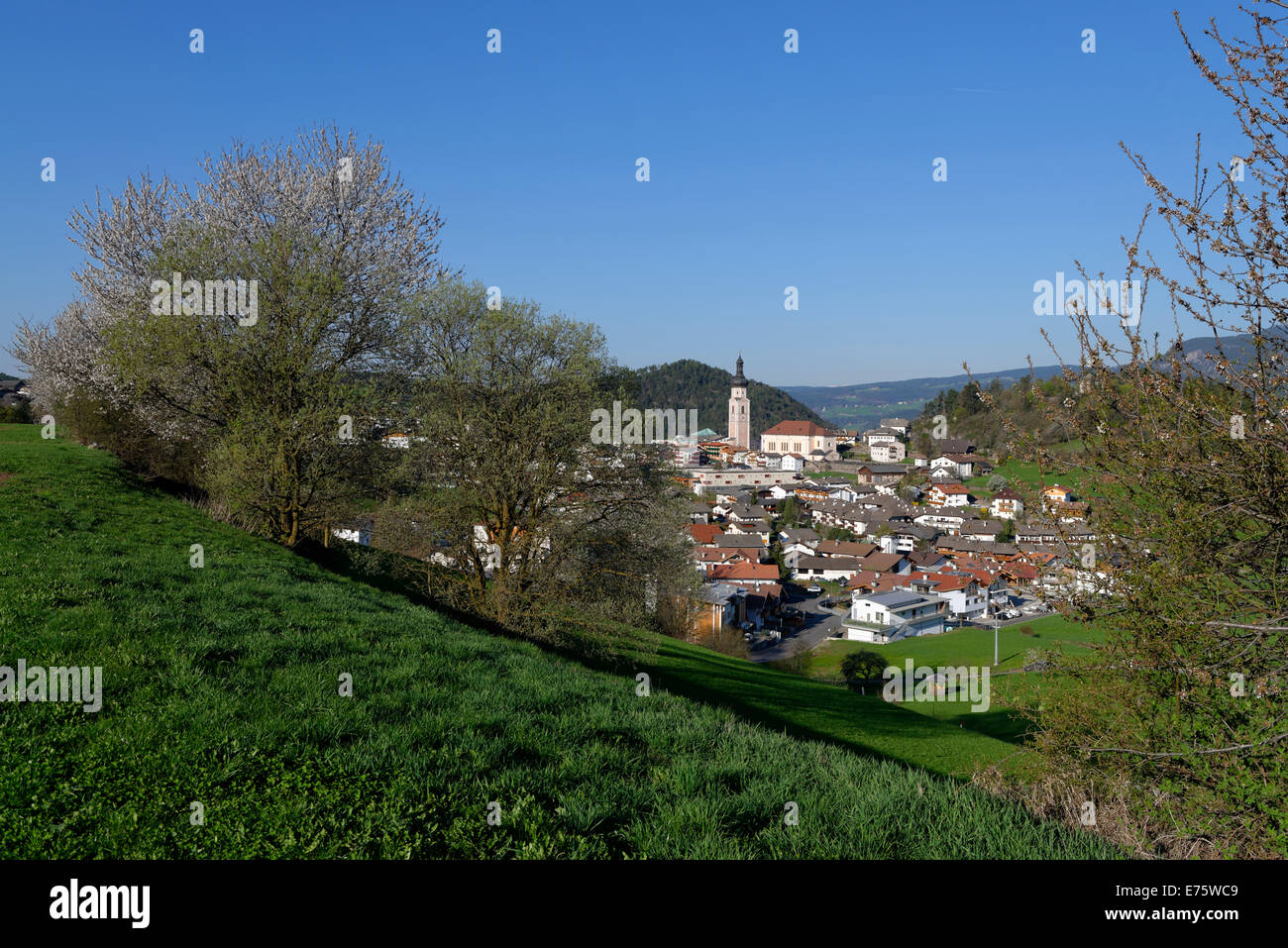 Vista del paese di Castelrotto, Castelrotto, Valle Isarco, Alto Adige, Italia Foto Stock
