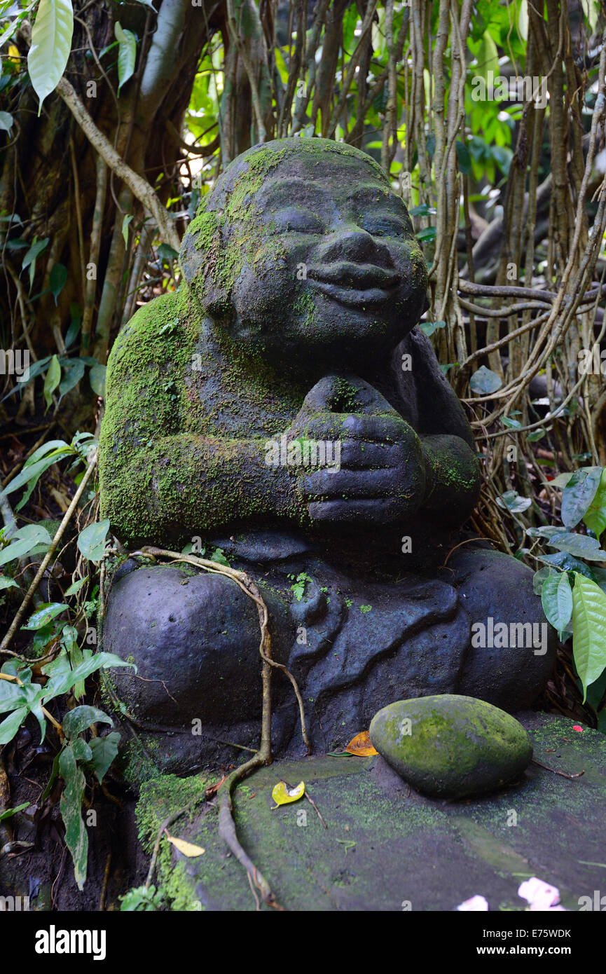 Il Buddha figura al santo tempio di primavera, Ubud Monkey Forest, Ubud, Bali, Indonesia Foto Stock