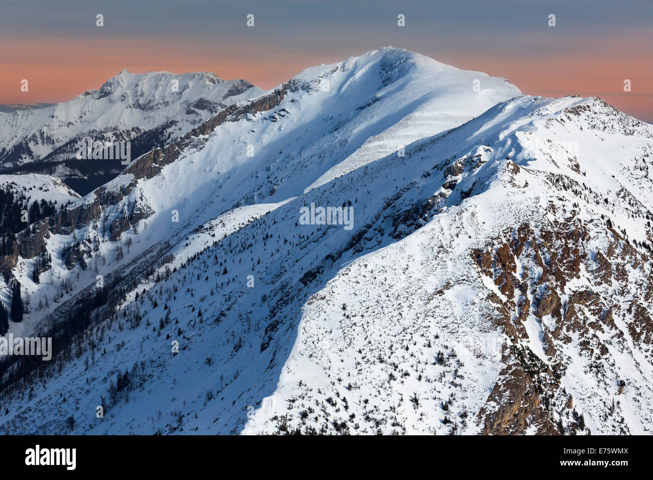 Montagna Lahnerleitenspitze visto dal picco Leobnergipfel in serata, Eisenerzer Alpen montagne, Stiria, Austria Foto Stock