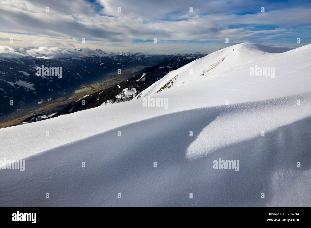 Un cornicione di neve sul picco Blaseneck, Eisenerzer Alpen montagne, Stiria, Austria Foto Stock