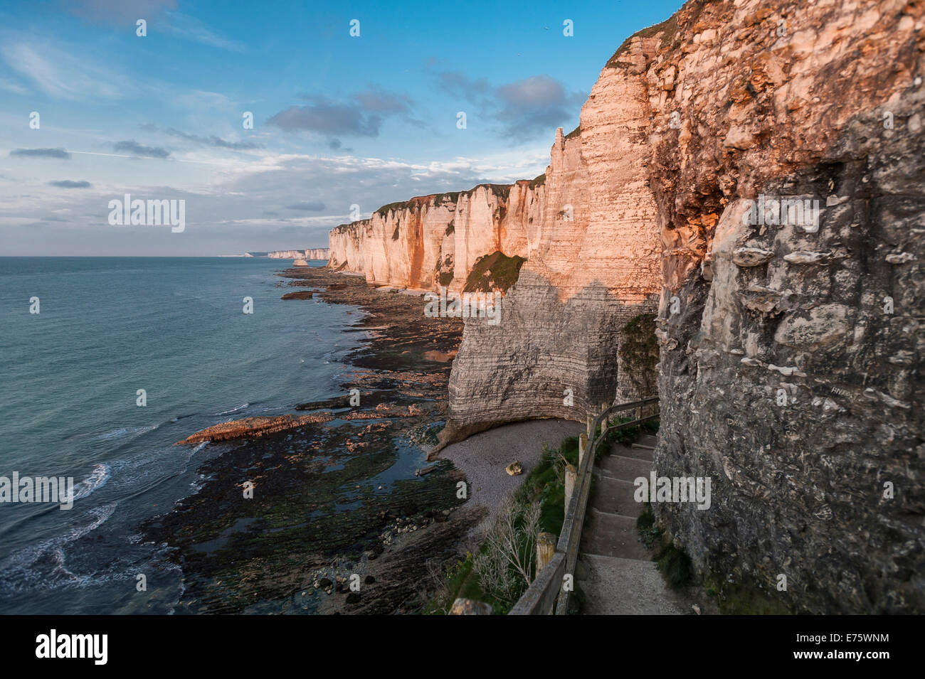 Costa con chalk cliffs, Étretat, Normandia, Francia Foto Stock