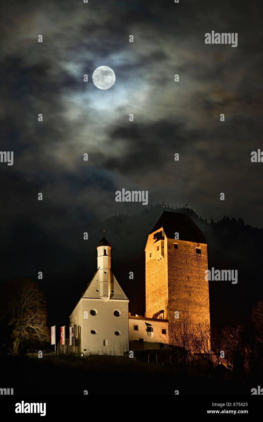 Schloss Freundsberg castello di notte, Schwaz, in Tirolo, Austria Foto Stock