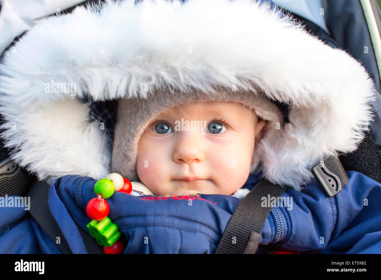 Baby, 9 mesi, indossa una giacca di spessore Foto Stock