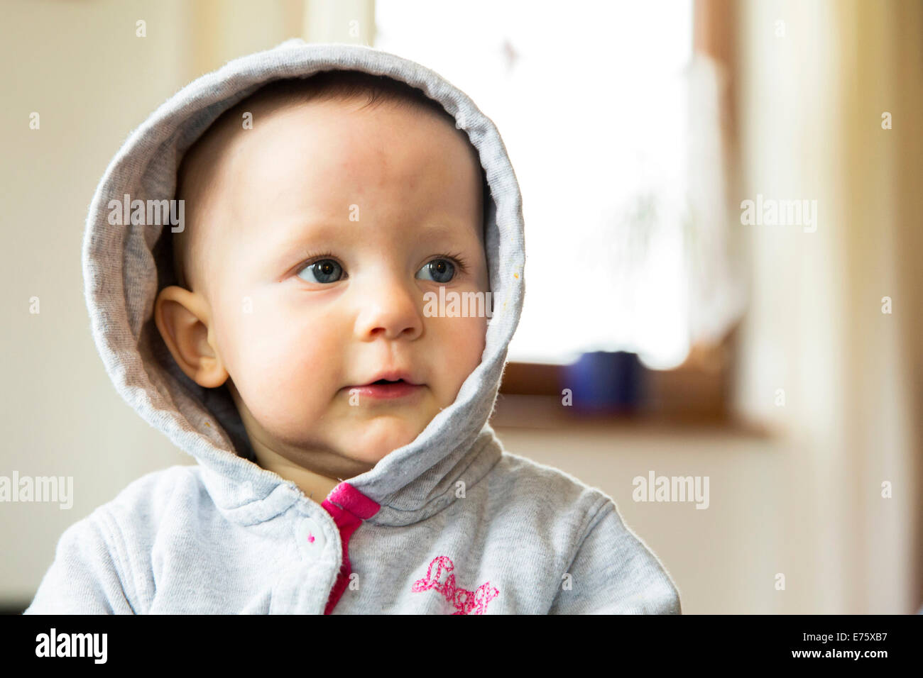 Baby, 10 mesi, indossando una cappa Foto Stock