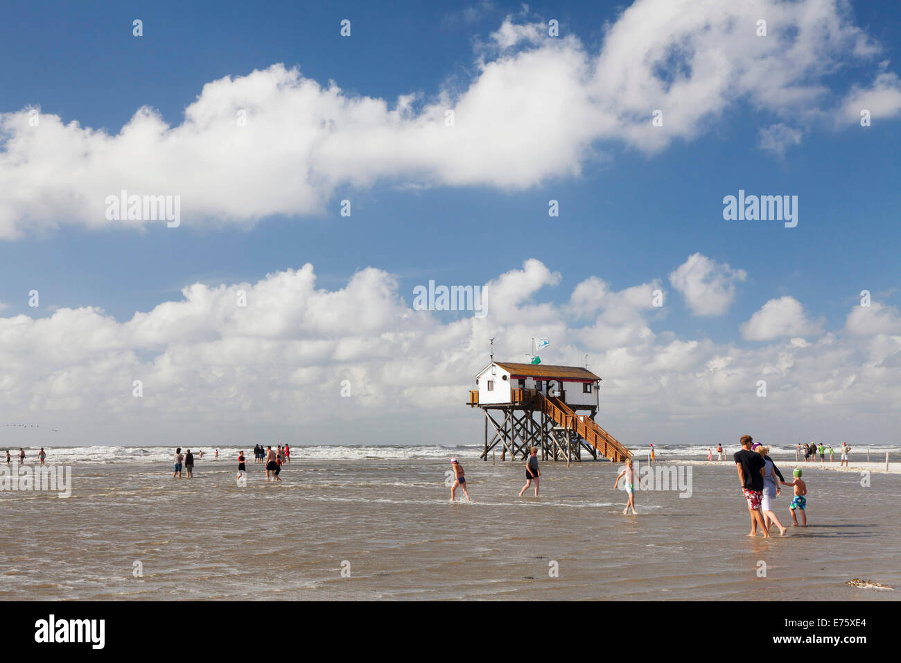 Stilt house sulla spiaggia di alta marea, San Peter-Ording, Eiderstedt, Schleswig-Holstein, Germania Foto Stock