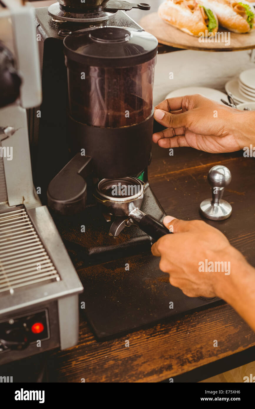 Barista fresco di macinazione dei chicchi di caffè Foto Stock