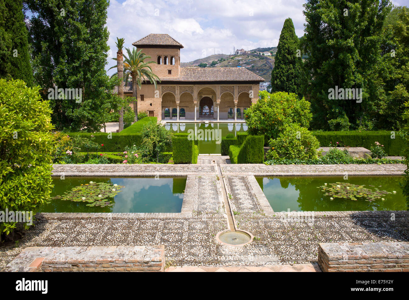 Palacios Nazaries o Nasrid palazzi, con giardini e El Partal, Alhambra, Sito Patrimonio Mondiale dell'UNESCO, Granada, Spagna Foto Stock