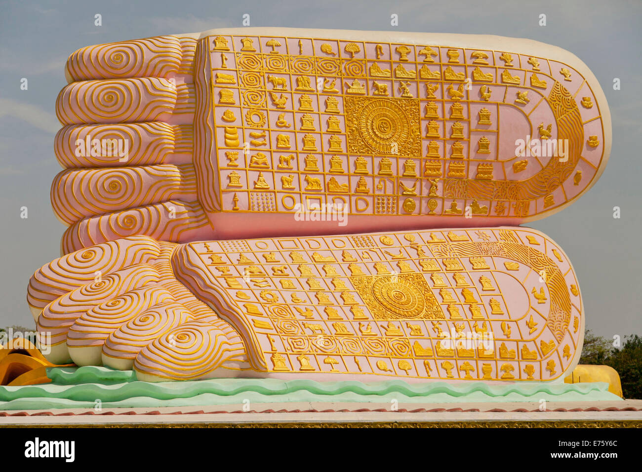 Piedi del Buddha reclinato, Mya Tharlyaung, Bago, Myanmar Foto Stock