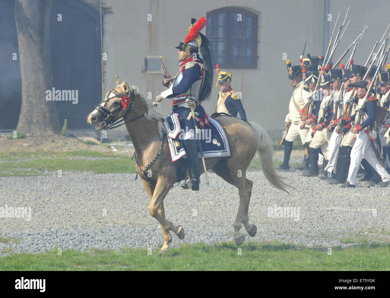 Trecento membri in costume di storia militare ai club di Repubblica Ceca, Slovacchia, Ungheria, Austria e Polonia partecipa alla ricostruzione della battaglia napoleonica di Montereau è visto entro il festival di Olmutz in Olomouc, Repubblica Ceca, 6 settembre 2014. (CTK foto/Ludek Perina) Foto Stock