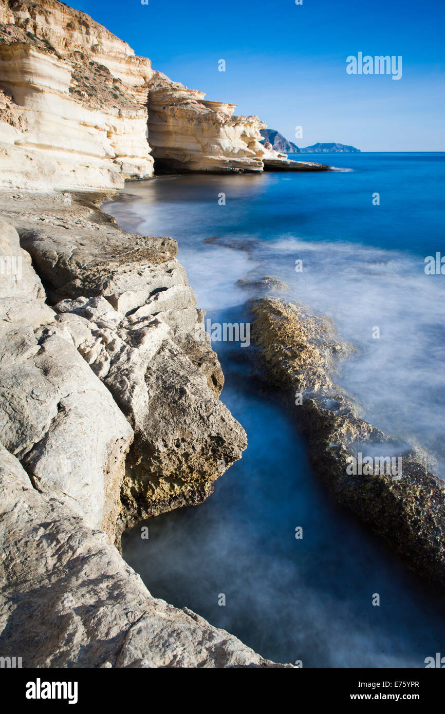 Costa nel Cabo de Gata-Nijar Parco naturale e riserva della biosfera, Almeria, Andalusia, Spagna Foto Stock
