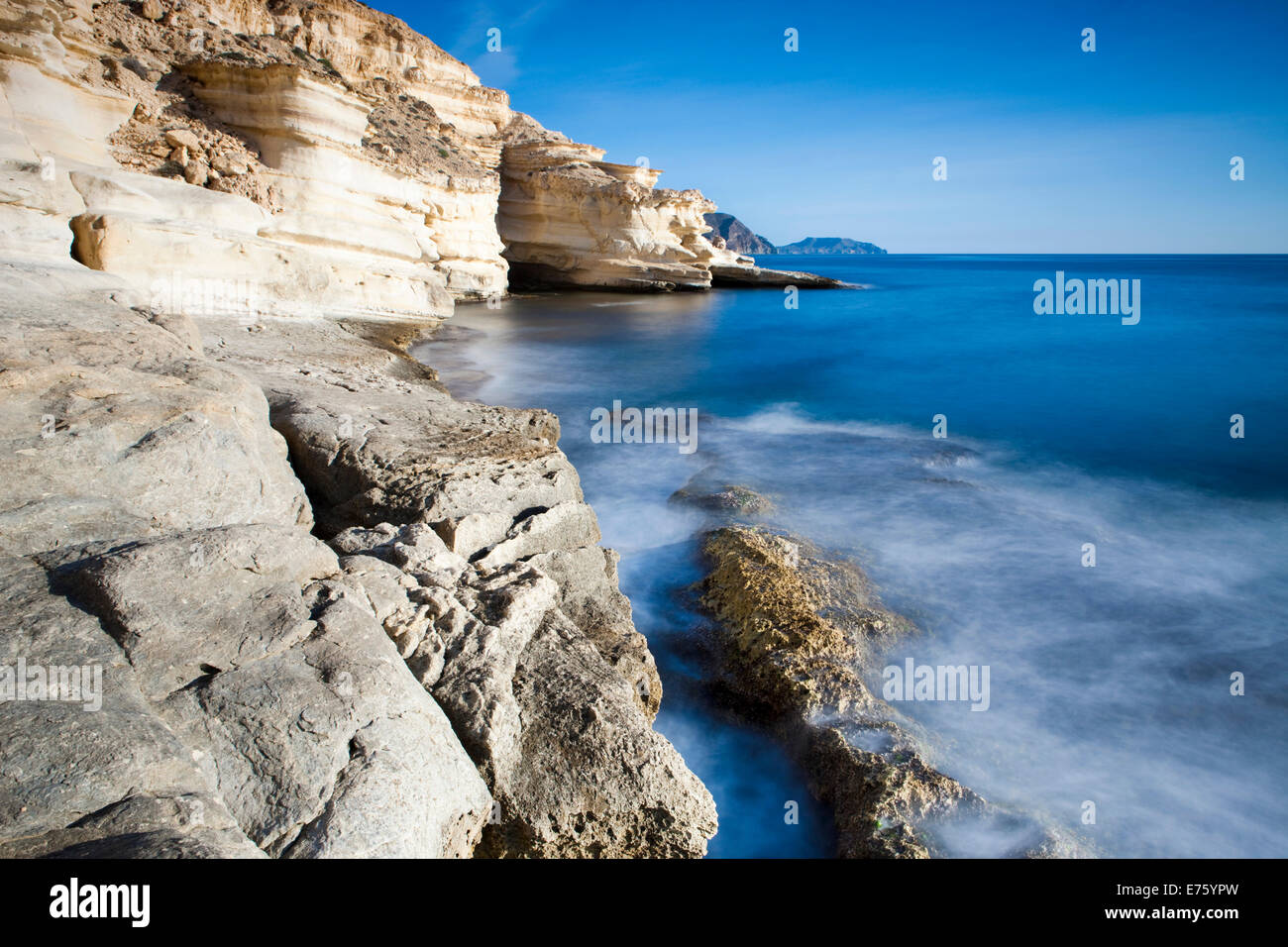 Costa nel Cabo de Gata-Nijar Parco naturale e riserva della biosfera, Almeria, Andalusia, Spagna Foto Stock