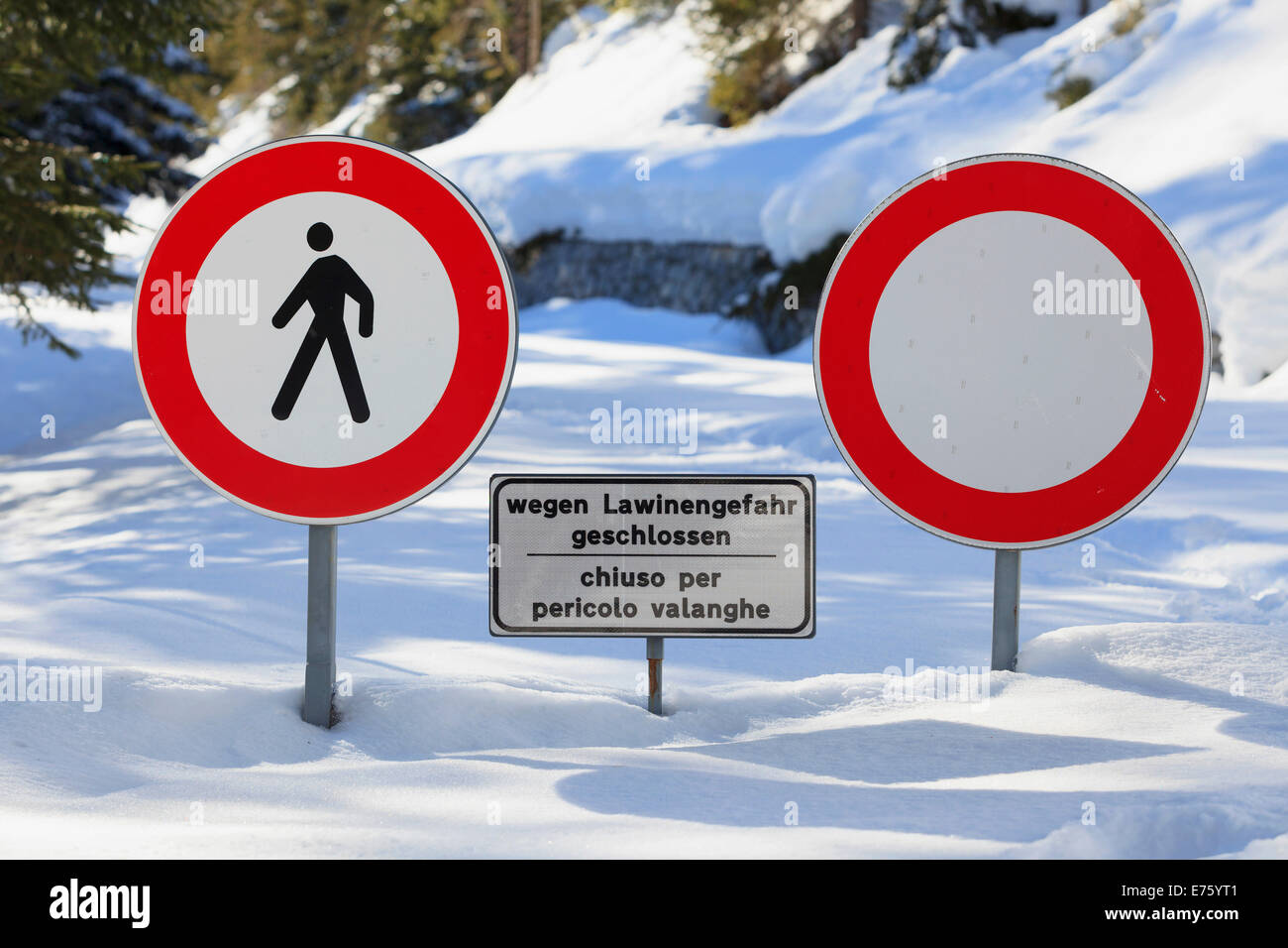 Cartelli di Avvertimento, pericolo di valanghe, Penserjoch ridge, Vipiteno, provincia di Alto Adige, Italia Foto Stock