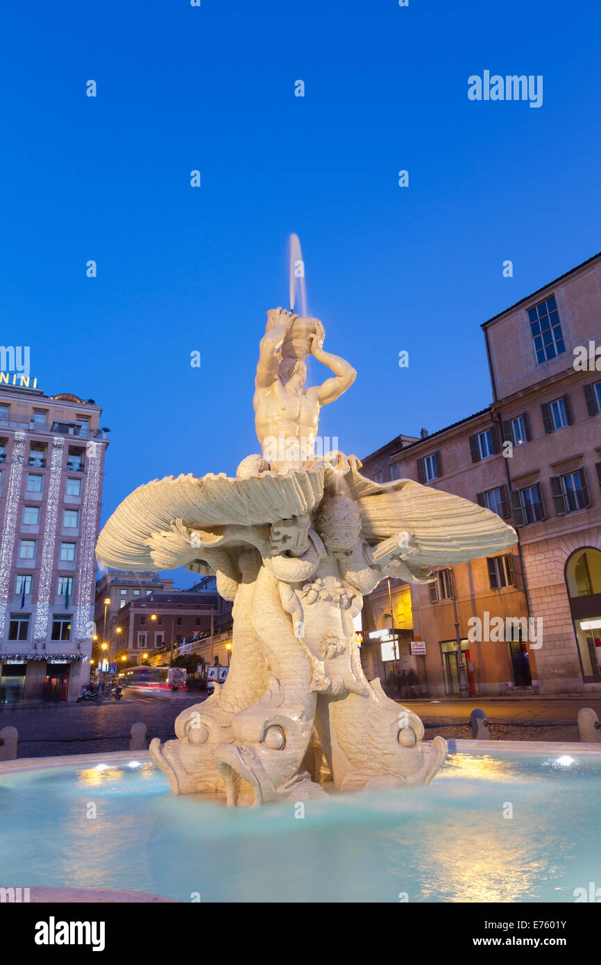 Fontana del Tritone in piazza Barberini a notte, Roma, Italia Foto Stock