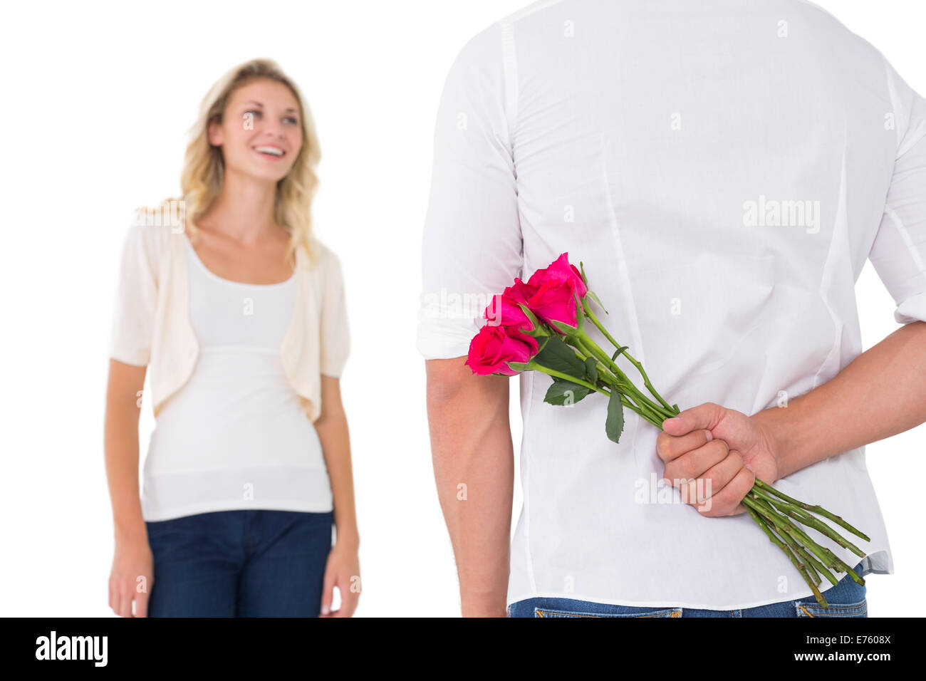 L'uomo nascondere mazzo di rose da donna Foto Stock