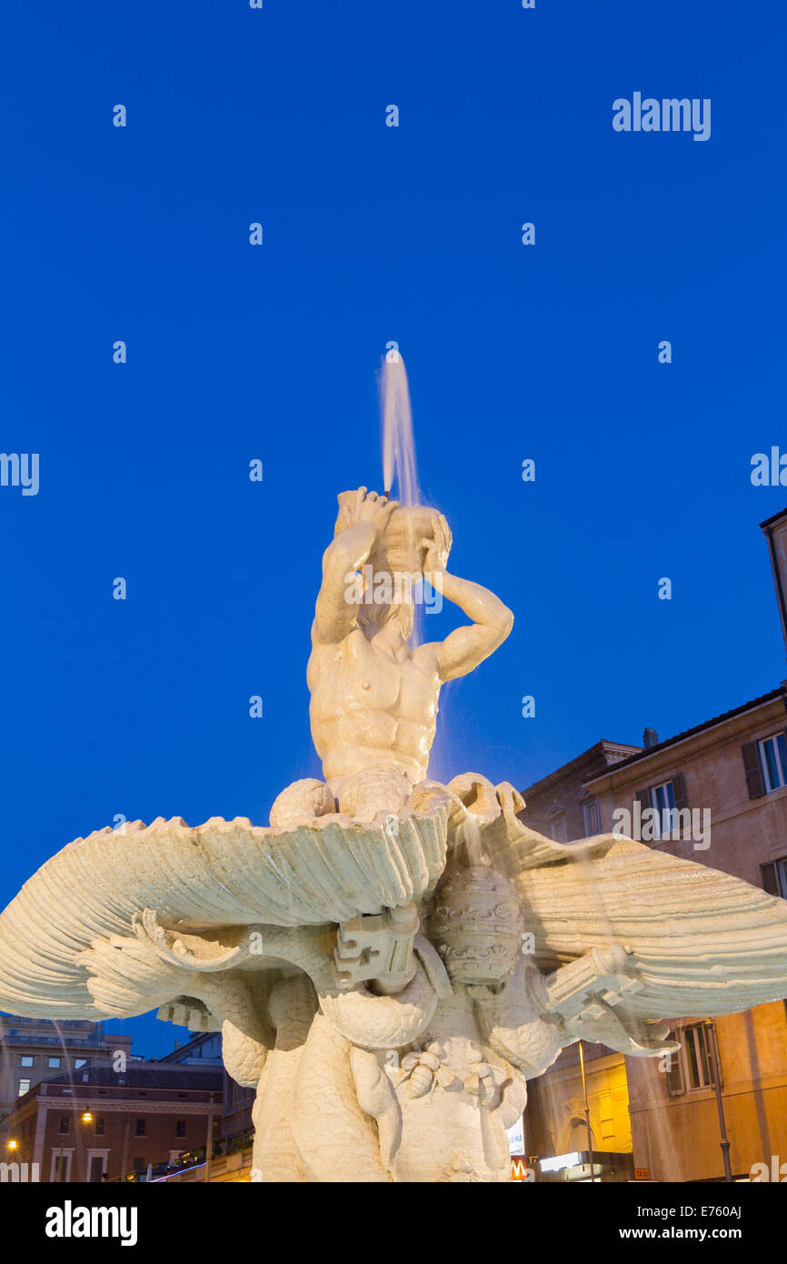 Fontana del Tritone in piazza Barberini a notte, Roma, Italia Foto Stock
